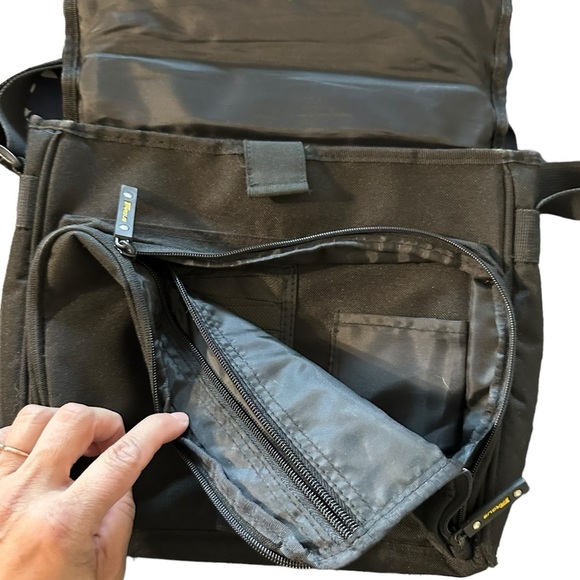 Targus Black Small Messenger Crossbody Laptop Nylon Bag - Picture 2 of 6